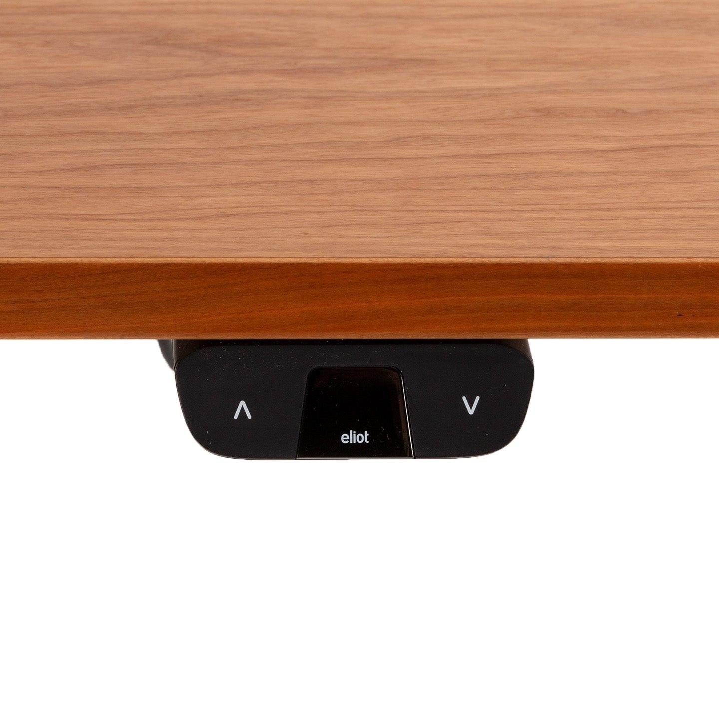 Nahaufnahme des FOCUS-Bedienfelds von CUBE Products & Furniture unter einem Holztisch mit Pfeiltasten nach oben und unten - ideal für kompakte Arbeitsplätze oder jedes Heimbüro, das eine verstellbare Tischhöhe benötigt.