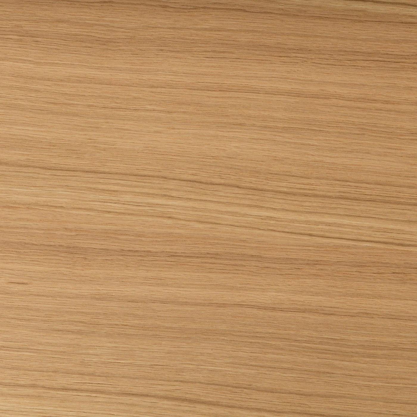 Eine Nahaufnahme des FOCUS Schreibtischs von CUBE Products & Furniture zeigt seine hellbraune Holzoberfläche mit natürlicher, horizontaler Maserung - perfekt für kompakte Arbeitsplätze im Home-Office.