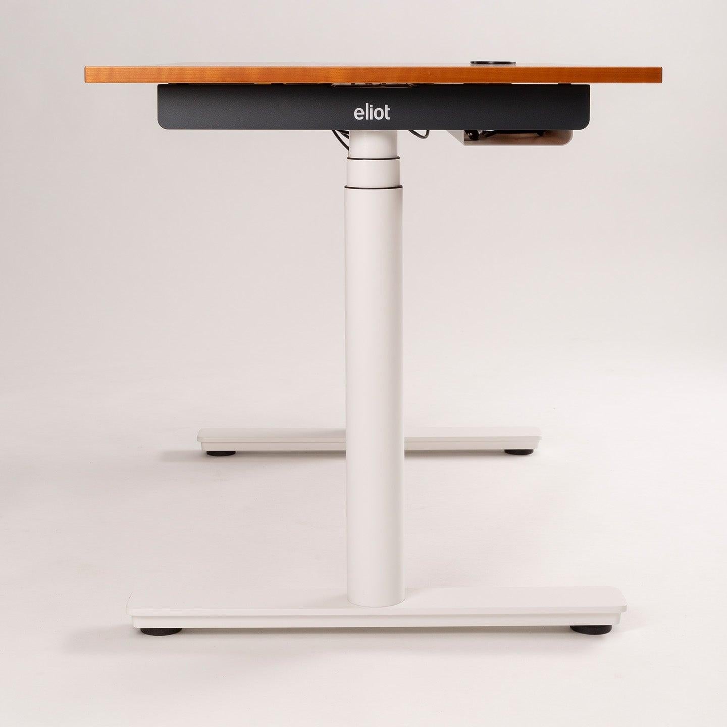 Der Schreibtisch FOCUS von CUBE Products & Furniture zeichnet sich durch ein höhenverstellbares Design mit einer Tischplatte aus hellem Holz, weißen Metallbeinen und einer schwarzen Stütze aus - ideal für kompakte Arbeitsbereiche oder moderne Heimbüros. Abbildung von der Seite vor einem schlichten Hintergrund.