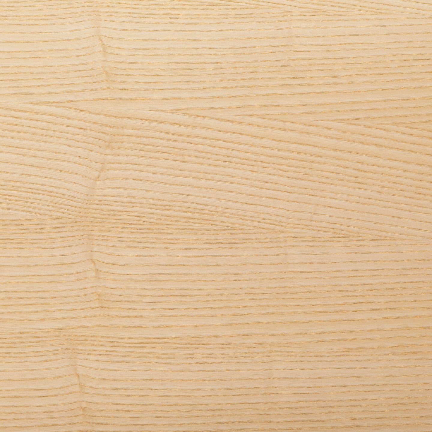 The Tischplatte - Furnier Esche features a light ash veneer with natural horizontal grain patterns, gentle waves, and a smooth, pale beige finish that brings a modern, minimalist touch to any contemporary workspace.
