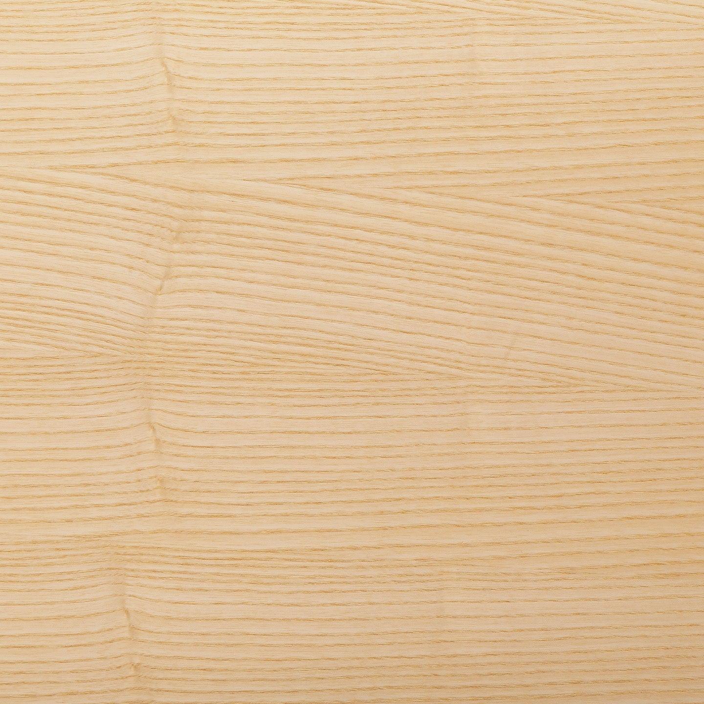 The Tischplatte - Furnier Esche features a light ash veneer with natural horizontal grain patterns, gentle waves, and a smooth, pale beige finish that brings a modern, minimalist touch to any contemporary workspace.