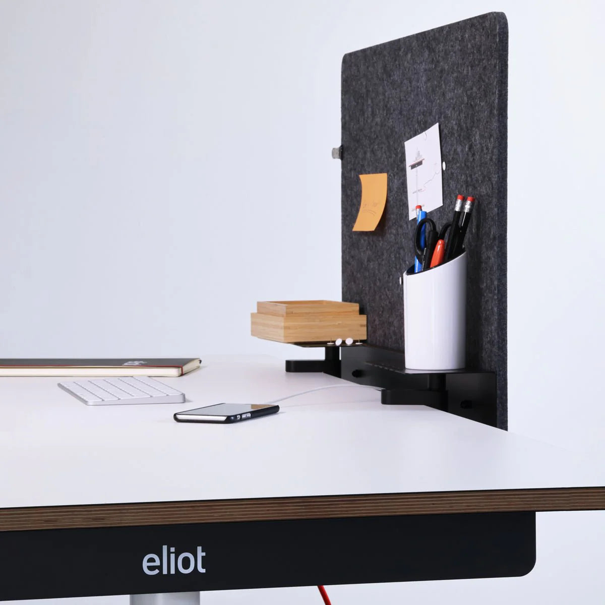 The Screen S mit Elektrifizierung desk in modern white features a pinnable felt privacy panel for notes, pens, and notepads, plus smart cable management to keep your keyboard, phone, and notebook organized against a minimalistic backdrop.