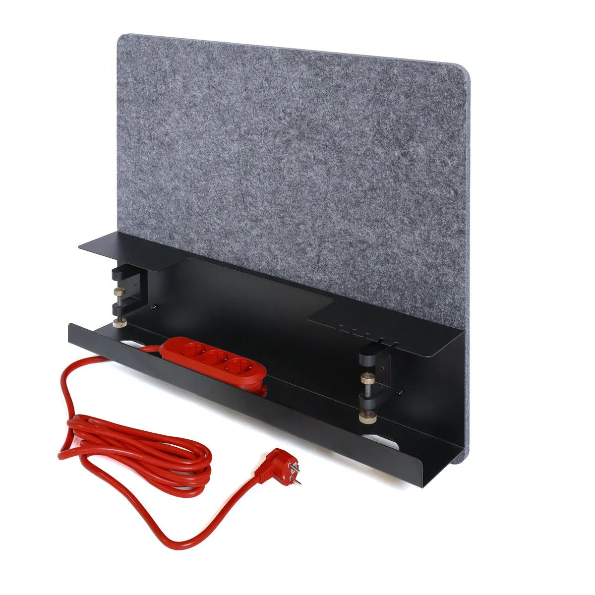 The Screen S mit Elektrifizierung is a gray pinnbare Filzwand privacy panel with a black metal shelf, featuring a red power strip with three outlets and long red cord—ideal for Schreibtisch Trennwand setup, desk organization, and Kabelmanagement.