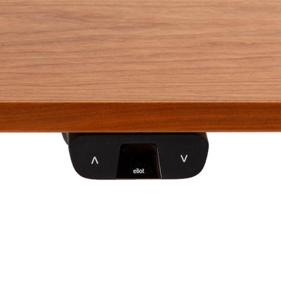 Nahaufnahme des FOCUS-Bedienfelds von CUBE Products & Furniture unter einem Holztisch mit Pfeiltasten nach oben und unten - ideal für kompakte Arbeitsplätze oder jedes Heimbüro, das eine verstellbare Tischhöhe benötigt.