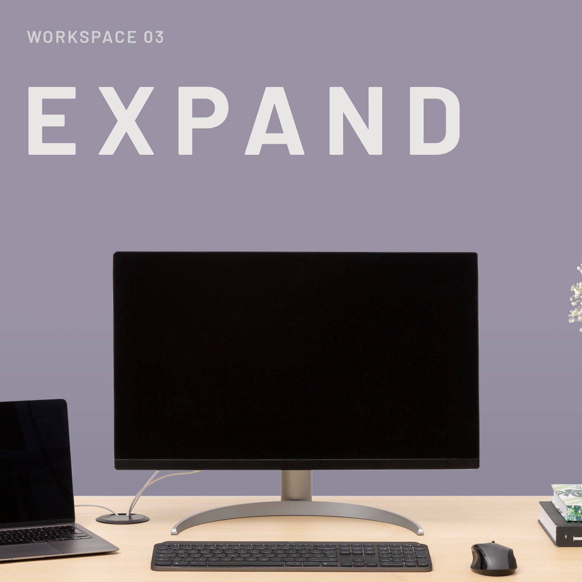 Ein Premium-Arbeitsplatz von CUBE Products & Furniture ist mit dem EXPAND-Monitor, Tastatur, Maus, Laptop und Büchern ausgestattet. "EXPAND" und "WORKSPACE 03" erscheinen auf einem hellvioletten Hintergrund - perfekt für den Hybrid-Arbeiter von heute.
