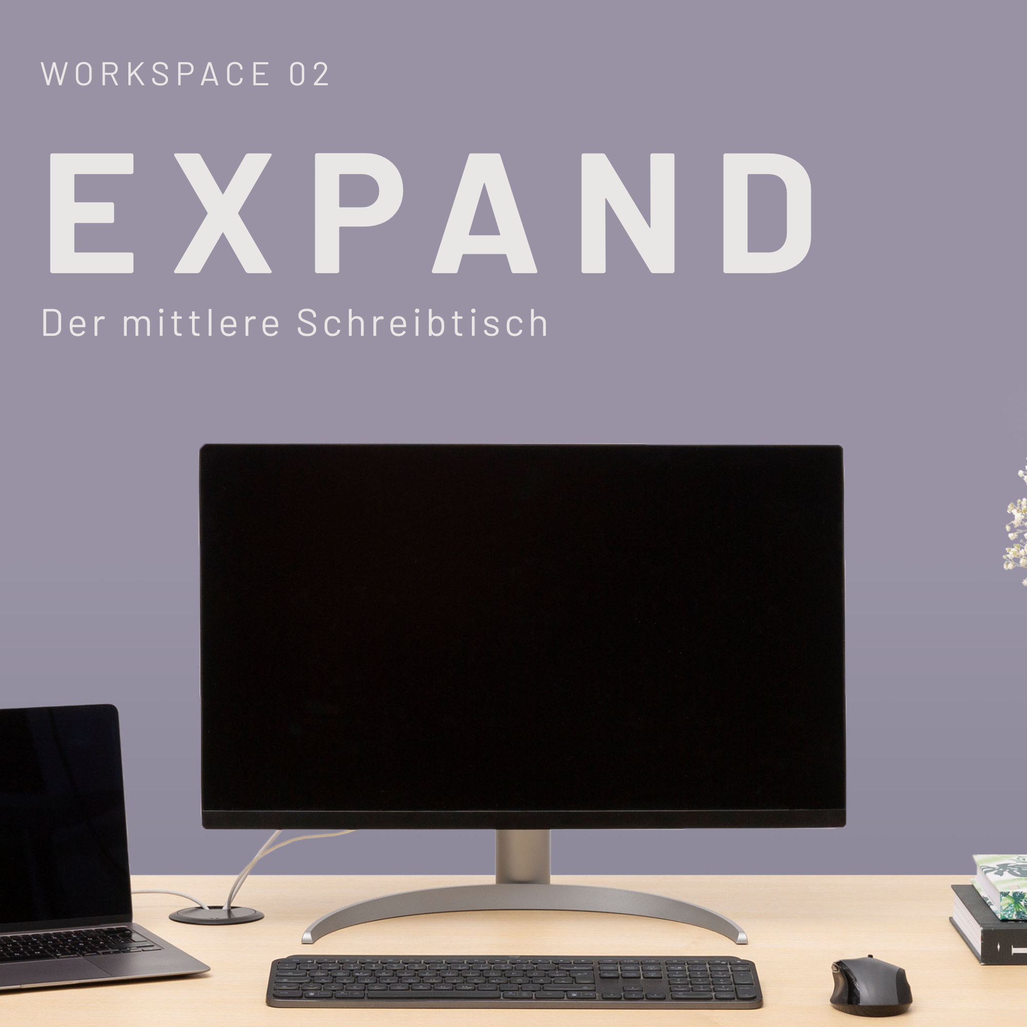 Ein modernes Premium-Setup für hybrides Arbeiten: großer Monitor, Laptop, Tastatur und Maus auf einem Holzschreibtisch von CUBE Products & Furniture. Im Hintergrund: hell-lila und der Text WORKSPACE 02 EXPAND Der mittlere Schreibtisch.