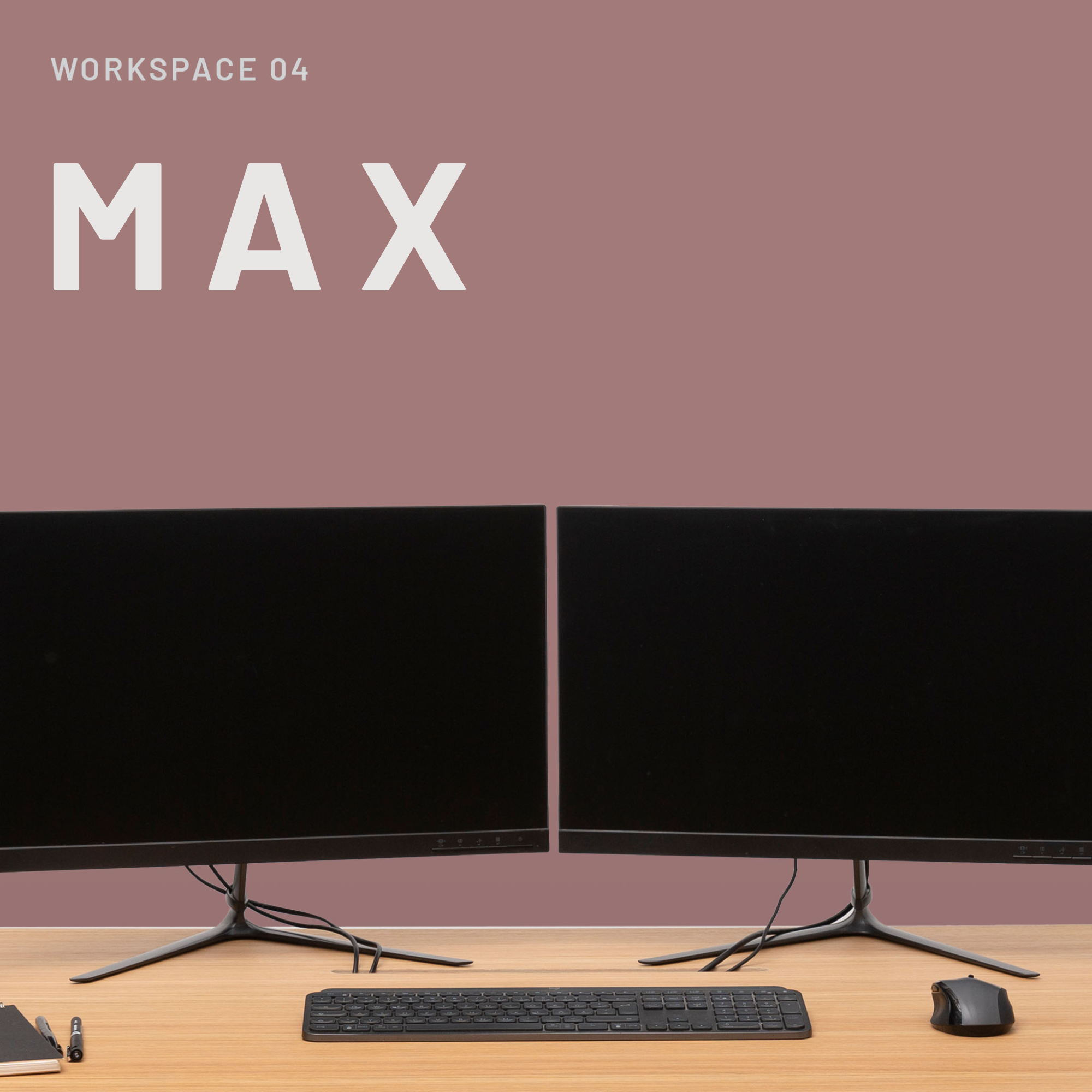 Ein XL-Setup mit zwei Monitoren auf einem Holztisch mit Tastatur, Maus, Stift und Marker. Der lilafarbene Hintergrund zeigt oben links "MAX" von CUBE Products & Furniture - ideal für kreative Multi-Monitor-Arbeitsplatzlösungen.