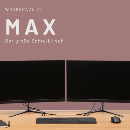 Zwei große Monitore auf einem Holzschreibtisch von CUBE Products & Furniture (MAX) mit Tastatur, Maus und Stift - das perfekte Setup für deinen Großraum-Workspace. Mauve Hintergrund, Text: Workspace 03, MAX, Der große Schreibtisch.