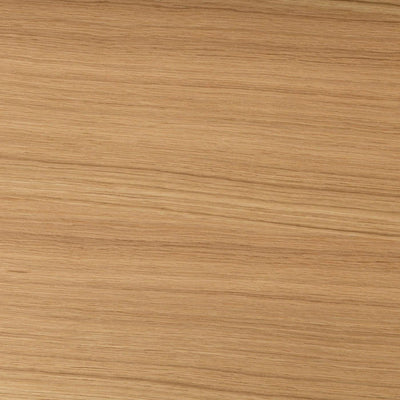 Eine Nahaufnahme des FOCUS Schreibtischs von CUBE Products & Furniture zeigt seine hellbraune Holzoberfläche mit natürlicher, horizontaler Maserung - perfekt für kompakte Arbeitsplätze im Home-Office.
