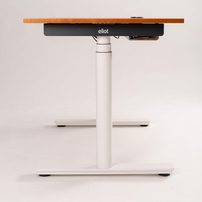 Der Schreibtisch FOCUS von CUBE Products & Furniture zeichnet sich durch ein höhenverstellbares Design mit einer Tischplatte aus hellem Holz, weißen Metallbeinen und einer schwarzen Stütze aus - ideal für kompakte Arbeitsbereiche oder moderne Heimbüros. Abbildung von der Seite vor einem schlichten Hintergrund.