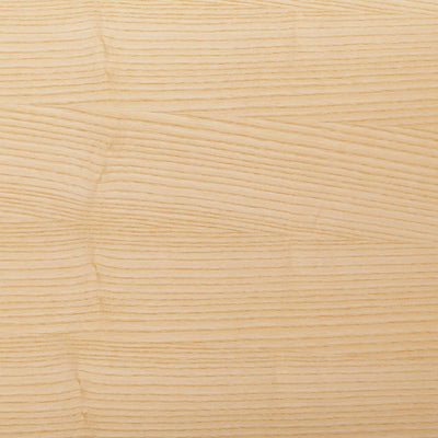 The Tischplatte - Furnier Esche features a light ash veneer with natural horizontal grain patterns, gentle waves, and a smooth, pale beige finish that brings a modern, minimalist touch to any contemporary workspace.