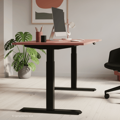 Ein modernes Home-Office umfasst einen höhenverstellbaren Schreibtisch mit der CUBE Products & Furniture Tischplatte - Antikrosa, einen Computermonitor, Büromaterial, einen schwarzen Stuhl und eine grüne Pflanze neben abstrakter Kunst in einem hellen Raum.