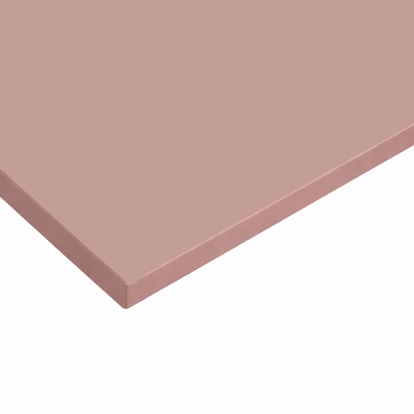 Eine Nahaufnahme der Ecke einer flachen, rechteckigen Tischplatte - Antikrosa von CUBE Products & Furniture, mit sauberen Kanten und einer matten Oberfläche vor weißem Hintergrund.