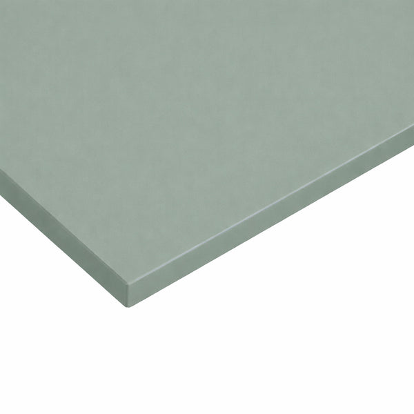 Eine Nahaufnahme der Ecke einer CUBE Products & Furniture Tischplatte - Fjordgrün zeigt ihre glatte, matte Oberfläche und die präzisen, sauberen Kanten.