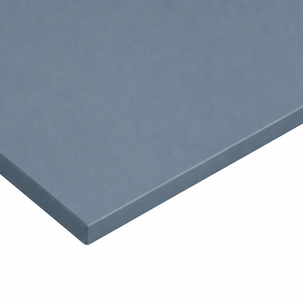 Eine Nahaufnahme der Ecke einer flachen, rechteckigen Tischplatte - Nebelblau von CUBE Products & Furniture mit Smoothtouch-Oberfläche, vor einem schlichten Hintergrund.