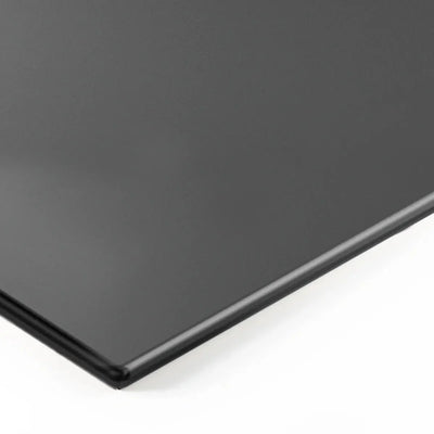 Eine Nahaufnahme der Tischplatte - MDF Schwarz mit Fase von Smartfurniture GmbH, mit glatter schwarzer Oberfläche und abgeschrägten Kanten, vor weißem Hintergrund.