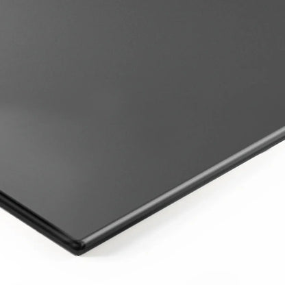 Eine Nahaufnahme der Tischplatte - MDF Schwarz mit Fase von Smartfurniture GmbH, mit glatter schwarzer Oberfläche und abgeschrägten Kanten, vor weißem Hintergrund.