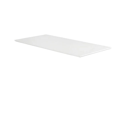 Die Tischplatte "MDF Weiß mit Fase" von Smartfurniture GmbH ist eine rechteckige, flach weiße, pulverbeschichtete MDF-Platte mit sauberen Kanten und emissionsfrei - ideal als Desk-Upgrade, vor schlicht weißem Hintergrund präsentiert.