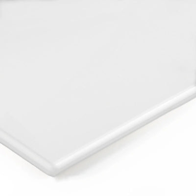 Nahaufnahme der Tischplatte - MDF Weiß mit Fase von Smartfurniture GmbH, mit emissionsfreier, weiß pulverbeschichteter Oberfläche und sauberen Kanten-perfekt als Desk-Upgrade vor weißem Hintergrund.